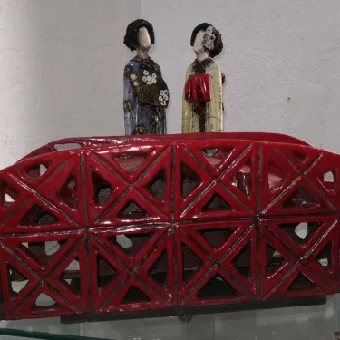 Sculpture en Céramique émaillée, Technique RAKU -  Japon - Petit Pont et Deux Geïsha  16-I-4