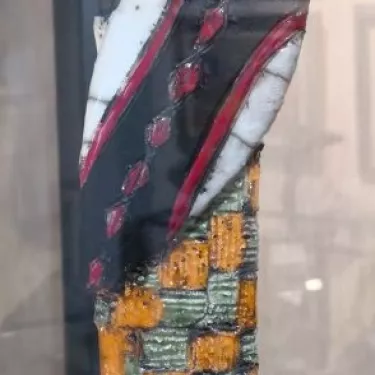 Sculpture en Céramique émaillée - Technique RAKU -  Guerrier Masaï et son Bouclier  12-I-1