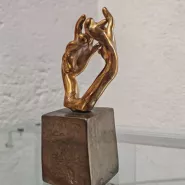 60 YvesLoh MainsTendresse BronzeDor H13.5cm Prix390