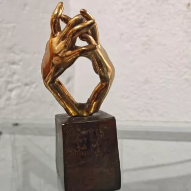 Gilded bronze sculpture entitled “Mains Tendresse” (Tender Hands). By Yves Lohé (60)