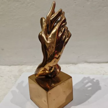 Gilded bronze sculpture - Entitled “Amitiés Mains” (Friendship Hands). by Yves Lohé  (Born in 1947)