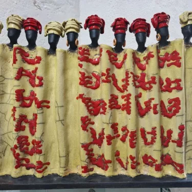 Sculpture en Céramique émaillée, Technique RAKU -  Drapé  10 Africaines  16-I-3 de Brigitte Millet