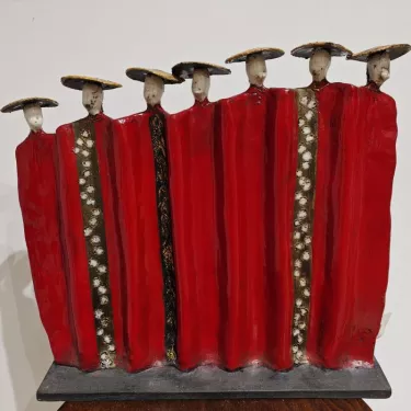 Sculpture en Céramique émaillée, Technique RAKU -  Drapé  7 Vietnamiennes  16-I-2 de Brigitte Millet