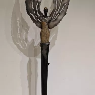 Sculpture, en céramique émaillée, dans la Technique Japonaise du RAKU. Intitulée  Guerrière de Lumière . d'OSSABB 2525