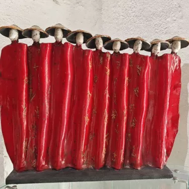 Sculpture  en Céramique Technique RAKU - Intitulée  Drapé 9 Vietnamiennes  de Brigitte MILLET Réf 15-III-2