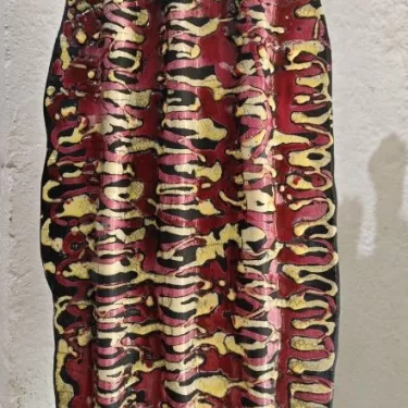 Sculpture, en céramique émaillée, dans la Technique Japonaise du RAKU. Intitulée  Drapé 4 Africaines - Jaune et Rose  Réf 18-I-8