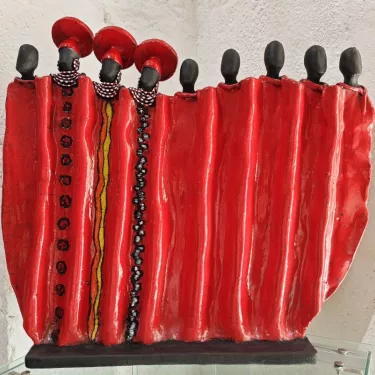 Sculpture, en céramique émaillée, dans la Technique Japonaise du RAKU. Intitulée  Drapé  Masaïs et 3 Zoulous - Rouge  Réf 18-I-9