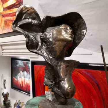 Sculpture - Bronze - Intitulée Femme à la Capeline (14)