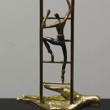 Sculpture en Bronze sur socle plexi - Intitulée Besoin d'une Main pour Atteindre le Sommet (14)