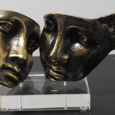 Sculptures en Bronze sur socle Plexi - Intitulées Le Baiser